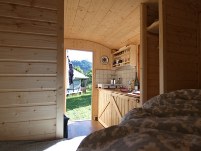 Luxuscamping - Kochmöglichkeit - Biedenkopf - Blaumeischen, Blick nach draußen - Ecolodge Hinterland Bauwagen Lodge