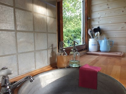 Luxuscamping - WC - Sauerland - Küchenzeile im Blaumeischen - Ecolodge Hinterland Bauwagen Lodge