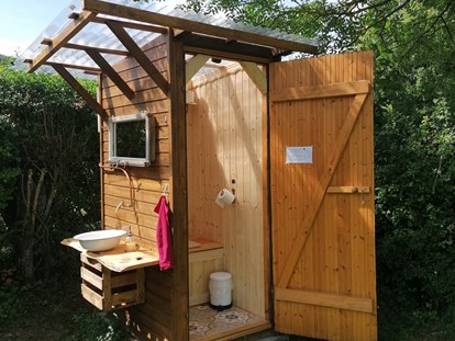 Luxuscamping - Gartenmöbel - Biedenkopf - Toilettenhäuschen mit Kompost-Trenntoilette und Waschbecken - Ecolodge Hinterland Bauwagen Lodge