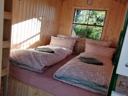 Luxuscamping - Kochmöglichkeit - Biedenkopf - Bett im Kohlmeischen, Bett:160x200 cm - Ecolodge Hinterland Bauwagen Lodge