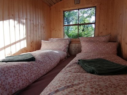 Luxuscamping - Hunde erlaubt - Sauerland - Bett im Kohlmeischen, Bett:160x200 cm - Ecolodge Hinterland Bauwagen Lodge