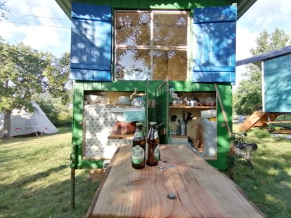 Luxuscamping - Unterkunft alleinstehend - Biedenkopf - Kohlmeischen, überdachte Außenküche - Ecolodge Hinterland Bauwagen Lodge