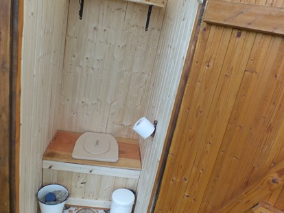 Luxuscamping - Unterkunft alleinstehend - Hessen Nord - Toilettenhäuschen mit Kompost-Trenntoilette - Ecolodge Hinterland Bauwagen Lodge