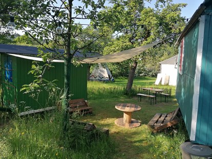 Luxuscamping - Art der Unterkunft: Zirkuswagen/Schäferwagen - Biedenkopf - Das Draußen-Wohnzimmer - Ecolodge Hinterland Bauwagen Lodge
