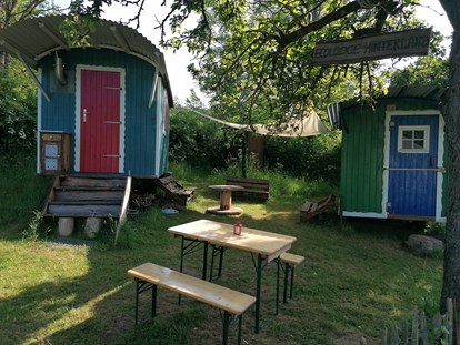 Luxuscamping - Gartenmöbel - Biedenkopf - Sitzplatz im Außenbereich - Ecolodge Hinterland Bauwagen Lodge