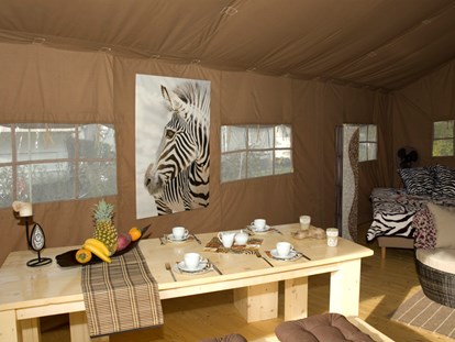 Luxuscamping - Kochmöglichkeit - Region Bodensee - Der Esstisch bietet viel Platz für ein gemütliches Frühstück. - Camping Park Gohren Safarizelte Camping Park Gohren