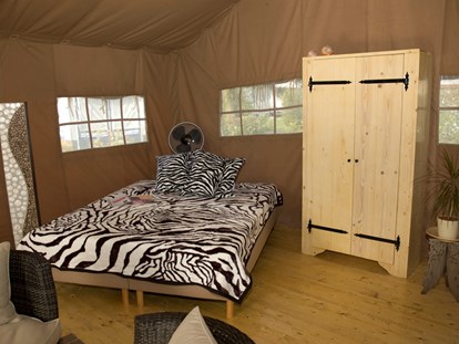 Luxuscamping - Gartenmöbel - Region Schwaben - Ein Doppelbett für die Erwachsenen und ein Stockbett für die Kinder. Eine Zustell-Liege ist auf Anfrage möglich. - Camping Park Gohren Safarizelte Camping Park Gohren