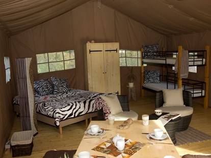 Luxuscamping - Gartenmöbel - Region Schwaben - Im Zelt befindet sich auch eine mobile Küche mit Kocheinheit, Kühlschrank, Spüle und Geschirr. - Camping Park Gohren Safarizelte Camping Park Gohren