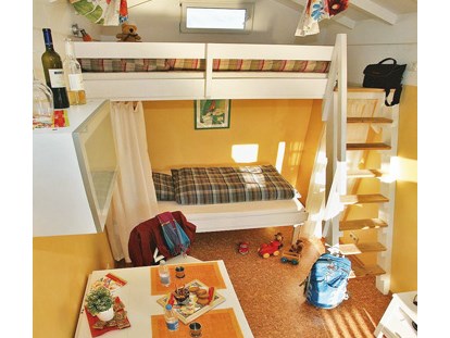 Luxuscamping - Kochmöglichkeit - Region Bodensee - Ein gemütlicher Innenraum zum Schlafen. Die unterschiedlichen Ferienchalets haben auch verschiedene Unterbringungsmöglichkeiten. - Camping Park Gohren Ferienchalets Camping Park Gohren