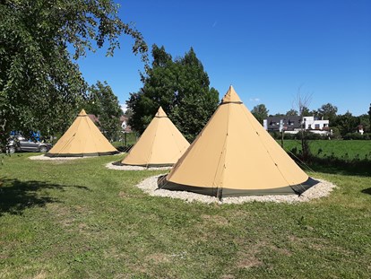 Luxuscamping - Art der Unterkunft: Tipi - Region Schwaben - Unsere 3 neuen Indianerzelte: 2 kleine Tipis für bis zu jeweils 6 Personen, 2 großes Tipi für bis zu 12 Personen. - Camping Park Gohren Tipis Camping Park Gohren