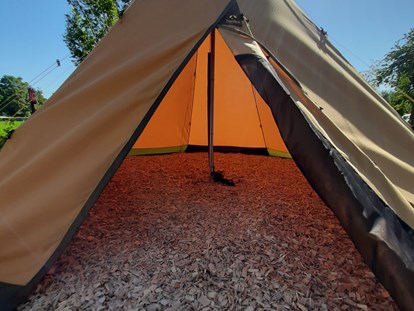 Luxuscamping - Preisniveau: günstig - Region Bodensee - Hier gehts rein ins Tipi. - Camping Park Gohren Tipis Camping Park Gohren