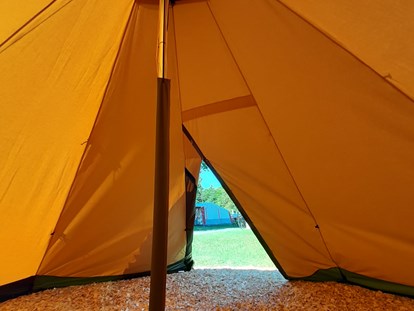 Luxuscamping - Art der Unterkunft: Tipi - Region Schwaben - Blick nach oben ins Tipi. - Camping Park Gohren Tipis Camping Park Gohren