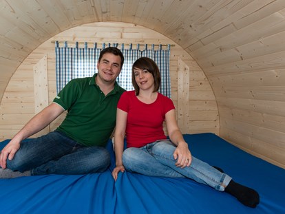 Luxuscamping - Gartenmöbel - Bayern - Das Bett hat 2 x 2 m Liegefläche. Bitte Schlafsack und Kissen mitbringen.
Zusätzlich kann man die beiden Sitzbänke zu zwei Einzelbetten verbreitern, so dass insgesamt 4 Schlafplätze entstehen. - Lech Camping Schlaf-Fass bei Lech Camping