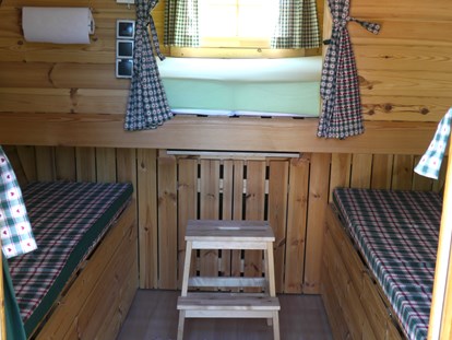 Luxuscamping - Art der Unterkunft: spezielle Unterkunft - Deutschland - Hier die Innenansicht wenn der Tisch eingeschoben ist. - Lech Camping Schlaf-Fass bei Lech Camping