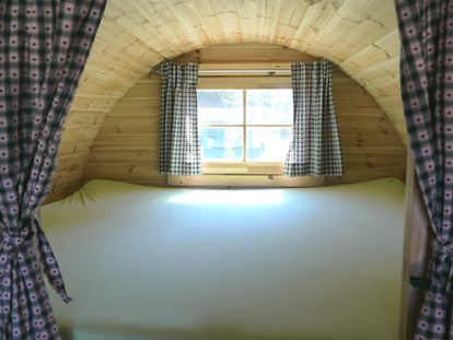 Luxuscamping - Terrasse - Bayern - Im Fass befindet sich auch eine Steckdose, Heizung und Licht. - Lech Camping Schlaf-Fass bei Lech Camping
