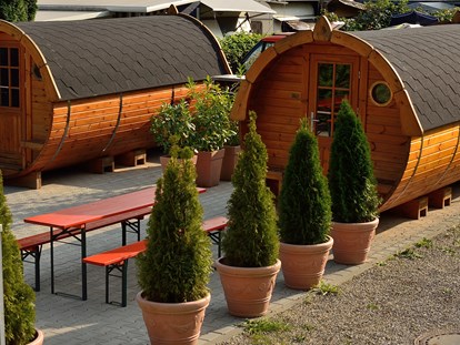 Luxuscamping - Terrasse - Bayern - Die Fässer sind schön angeordnet, Trinkwasser gibt es direkt daneben - Lech Camping Schlaf-Fass bei Lech Camping