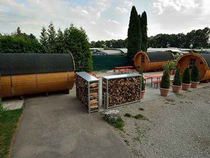 Luxuscamping - Gartenmöbel - Bayern - Manchmal werden auch mehrere Fässer gebucht wenn Freunde zusammen verreisen - Lech Camping Schlaf-Fass bei Lech Camping