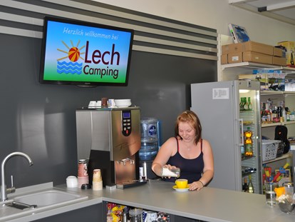 Luxuscamping - Preisniveau: günstig - Region Augsburg - In unserer Rezeption können Sie auch frische Kaffeespezialitäten genießen. Wie wäre es mit Coffee to go und dazu eine Zeitung am Morgen? - Lech Camping Schlaf-Fass bei Lech Camping