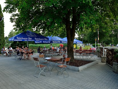 Luxuscamping - Hunde erlaubt - Region Augsburg - Genießen Sie ein köstliches Menü und ein Gläschen Wein oder ein zünftiges Bier auf unserer schönen Seeterrasse - Lech Camping Schlaf-Fass bei Lech Camping