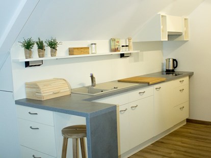 Luxuscamping - Heizung - Region Augsburg - Die Küche in unserem Appartement - Lech Camping Schlaf-Fass bei Lech Camping