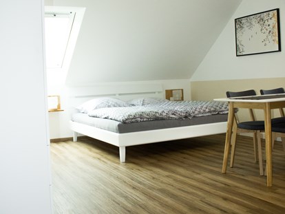 Luxuscamping - Terrasse - Region Augsburg - Im Appartement finden Sie ein Doppelbett und eine Schlaf-Couch - Lech Camping Schlaf-Fass bei Lech Camping