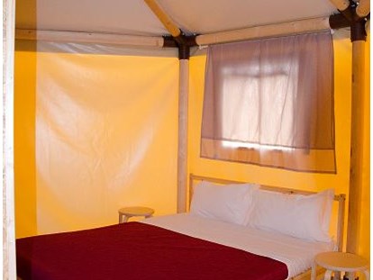 Luxuscamping - barrierefreier Zugang - Italien - Glamping-Zelte: Schlafzimmer mit Doppelbett - Camping Rialto Glampingzelte auf Camping Rialto