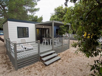 Luxuscamping - Terrasse - Tar - Camping Resort Lanterna - Meinmobilheim Moda Plus auf dem Lanterna Premium Camping Resort