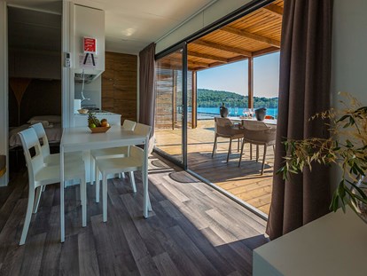 Luxuscamping - Preisniveau: exklusiv - Dalmatien - Olivia Green Camping - Meinmobilheim Deluxe Camping Villa Seaview auf dem Olivia Green Camping