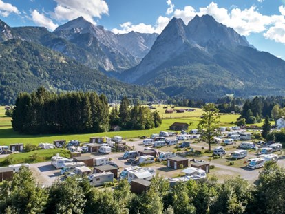 Luxuscamping - Parkplatz bei Unterkunft - Grainau - Luftaufnahme vom Campingplatz - Camping Resort Zugspitze Berghütten Premium im Camping Resort Zugspitze