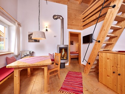 Luxuscamping - Preisniveau: gehoben - Bayern - Wohnbereich Berghütte Premium - Camping Resort Zugspitze Berghütten Premium im Camping Resort Zugspitze