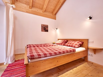 Luxuscamping - Geschirrspüler - Tiroler Oberland - Schlafzimmer - Camping Resort Zugspitze Berghütten Premium im Camping Resort Zugspitze