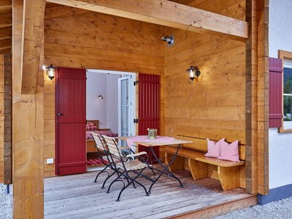 Luxuscamping - getrennte Schlafbereiche - Grainau - Terrasse - Camping Resort Zugspitze Berghütten Premium im Camping Resort Zugspitze