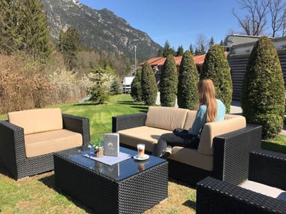 Luxuscamping - getrennte Schlafbereiche - Bayern - Bistro Lounge - Camping Resort Zugspitze Berghütten Premium im Camping Resort Zugspitze