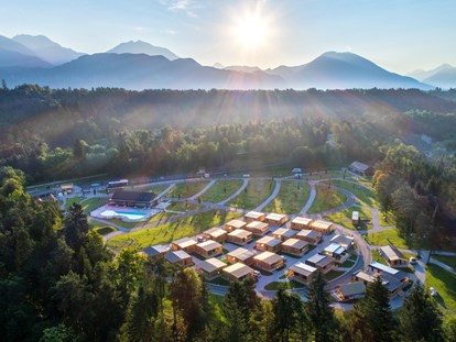 Luxuscamping - Parkplatz bei Unterkunft - Julische Alpen - River Camping Bled - River Camping Bled Bungalows