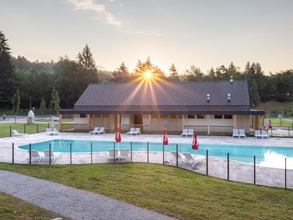 Luxuscamping - Parkplatz bei Unterkunft - Slowenien - Swimming pool - River Camping Bled Bungalows