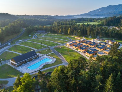 Luxuscamping - Parkplatz bei Unterkunft - Slowenien - River Camping Bled - River Camping Bled Bungalows