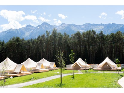 Luxuscamping - Preisniveau: gehoben - Zugspitze - Herrliche Lage am Waldrand mit Panoramablick auf die Bergwelt - Camping Gerhardhof Sonnenplateau Camping Gerhardhof
