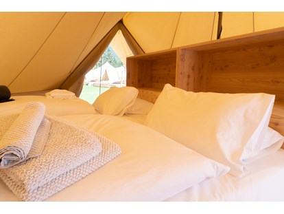 Luxuscamping - Preisniveau: gehoben - Zugspitze - Luxuriöse Ausstattung mit dem Komfort eines Hotelzimmers - Frühstück im Gasthaus inklusive - Camping Gerhardhof Sonnenplateau Camping Gerhardhof