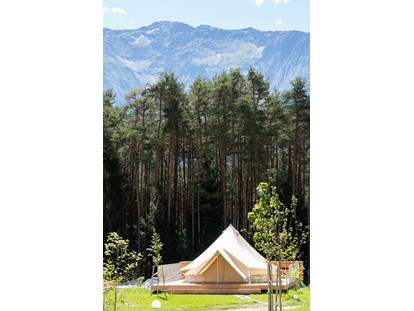 Luxuscamping - Zugspitze - Glampingzelt mit privater Holzterrasse in idyllischer Lage - Camping Gerhardhof Sonnenplateau Camping Gerhardhof
