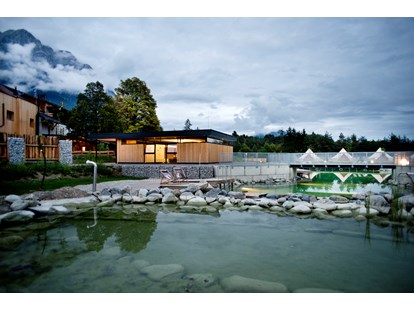 Luxuscamping - Kaffeemaschine - Zugspitze - Gesamtansicht mit Schwimmteich, Sanitärhäusern und Gasthaus - Camping Gerhardhof Sonnenplateau Camping Gerhardhof