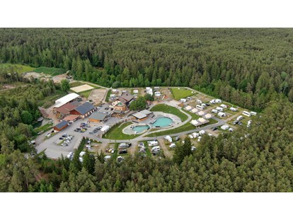 Luxuscamping - Art der Unterkunft: Lodgezelt - Zugspitze - Luftaufnahme des Gerhardof Areals - Camping Gerhardhof Sonnenplateau Camping Gerhardhof