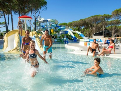 Luxuscamping - Dusche - Montpellier - Camping Le Castellas - Vacanceselect Mobilheim Privilege Club 4 Personen 2 Zimmer von Vacanceselect auf Camping Le Castellas