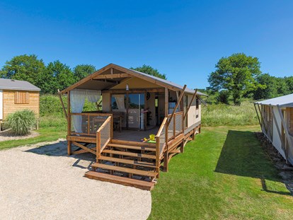 Luxuscamping - Terrasse - Narbonne-Plage - Camping Falaise Narbonne-Plage - Vacanceselect Ecoluxe Zelt 4/5 Personen 2 Zimmer von Vacanceselect auf Camping Falaise Narbonne-Plage