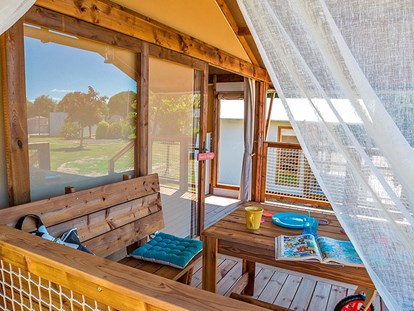 Luxuscamping - Preisniveau: gehoben - Languedoc-Roussillon - Camping Falaise Narbonne-Plage - Vacanceselect Ecoluxe Zelt 4/5 Personen 2 Zimmer von Vacanceselect auf Camping Falaise Narbonne-Plage