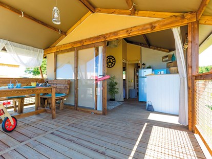 Luxuscamping - Narbonne-Plage - Camping Falaise Narbonne-Plage - Vacanceselect Ecoluxe Zelt 4/5 Personen 2 Zimmer von Vacanceselect auf Camping Falaise Narbonne-Plage