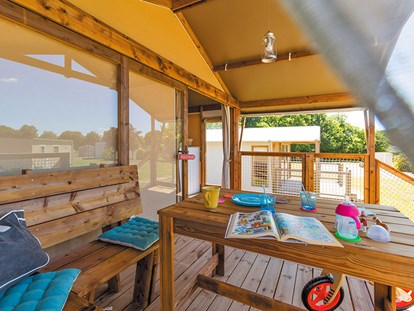 Luxuscamping - Terrasse - Aude - Camping Falaise Narbonne-Plage - Vacanceselect Ecoluxe Zelt 4/5 Personen 2 Zimmer von Vacanceselect auf Camping Falaise Narbonne-Plage