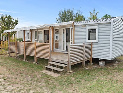 Luxuscamping - Terrasse - Aude - Camping Falaise Narbonne-Plage - Vacanceselect Mobilheim Moda 6 Personen 3 Zimmer 2 Badezimmer von Vacanceselect auf Camping Falaise Narbonne-Plage