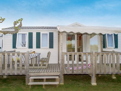 Luxuscamping - Terrasse - Charente-Maritime - Camping Les Catalpas - Vacanceselect Mobilheim Cosy 6 Personen 3 Zimmer AC von Vacanceselect auf Camping Les Catalpas
