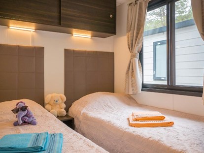 Luxuscamping - getrennte Schlafbereiche - Charente-Maritime - Camping Les Catalpas - Vacanceselect Mobilheim Moda 6 Personen 3 Zimmer AC 2 Badezimmer von Vacanceselect auf Camping Les Catalpas