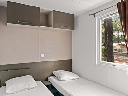 Luxuscamping - Klimaanlage - Draguignan - Camping Le Coteau de la Marine - Vacanceselect Mobilheim Moda 6 Personen 3 Zimmer AC 2 BZ von Vacanceselect auf Camping Le Coteau de la Marine